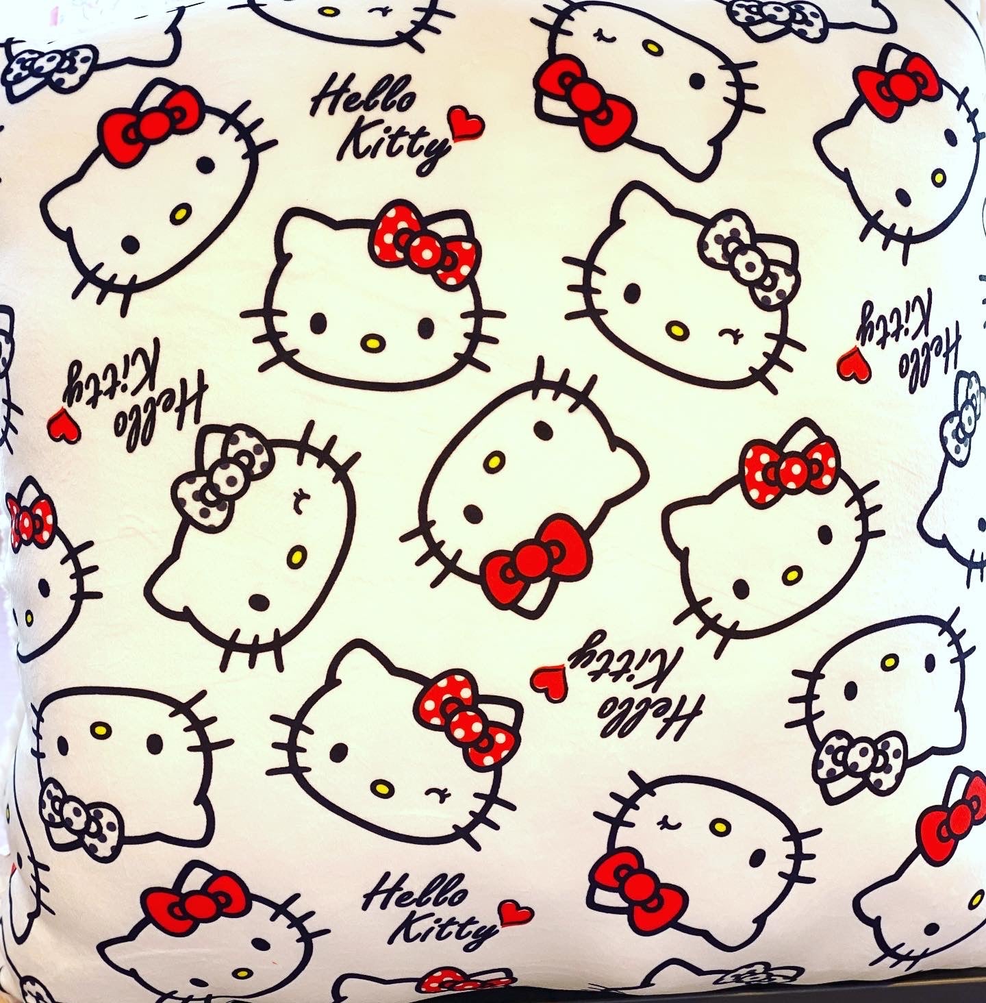 HELLO KITTY SQUARE CUSHION